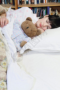 女人在床上拥抱泰迪熊图片