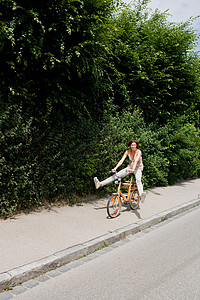 在公路上骑自行车的女人图片