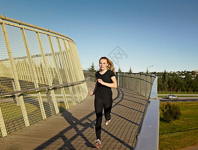 女人在天桥上奔跑图片