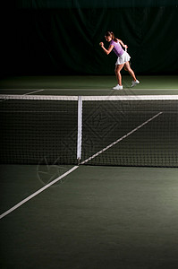 网球运动运在室内打网球图片