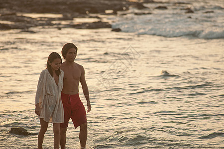 情侣在海滩上散步图片