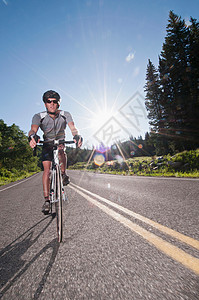 自行车手在道路上骑行图片