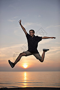 青少年男孩跳跃在空中图片