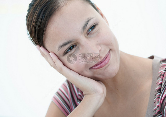 微笑的女人用手撑着脸图片