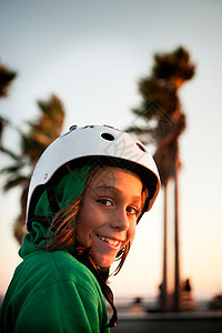 男孩在滑冰场戴头盔图片