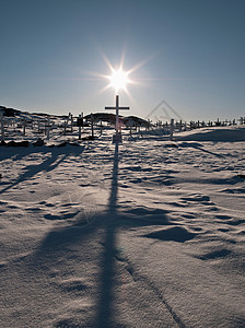 雪地上十字架的投影图片