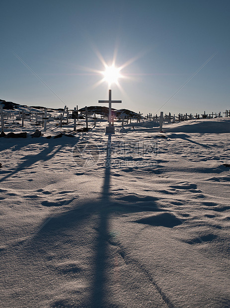 雪地上十字架的投影图片