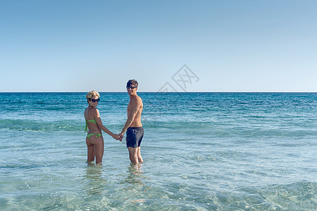 夫妻站在海岸边图片