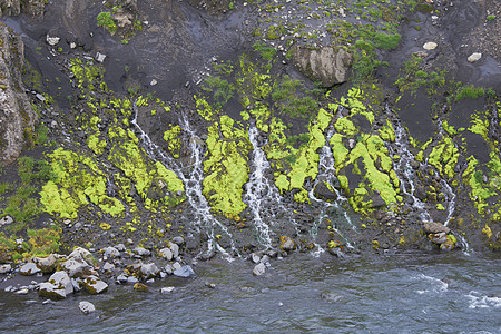 岩石山坡上的冰冻溪流图片