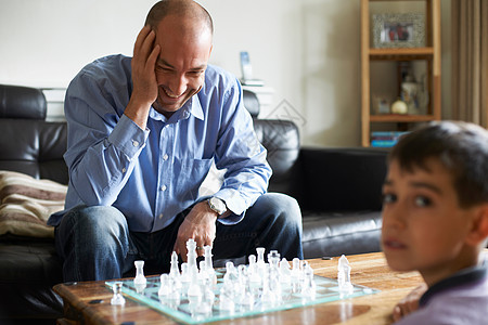 父子俩一起下棋图片
