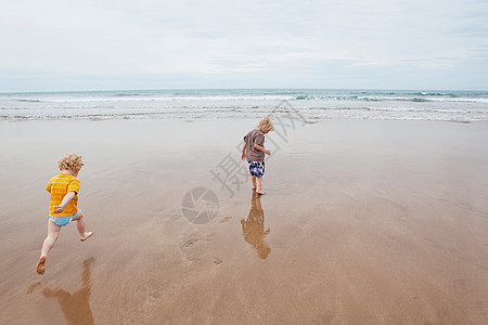 儿童在海滩上游戏图片