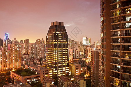 夜间的城市摩天大楼图片