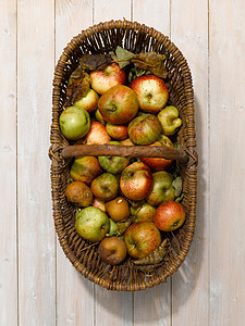 木制桌上的一篮苹果图片