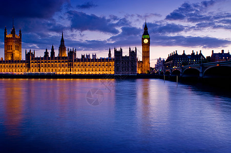 英国议会大厦在夜间点亮背景