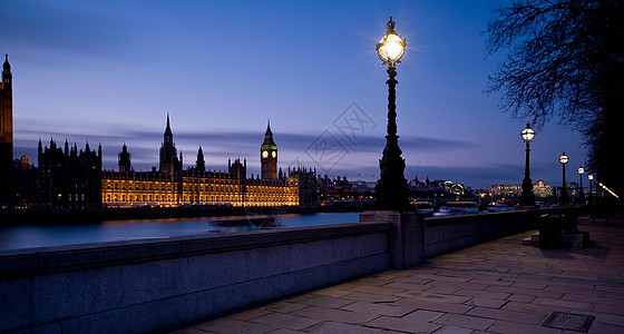 议会大厦在夜间点亮图片