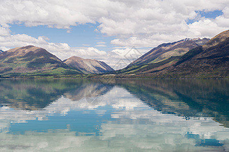 湖泊中倒映的山和蓝天白云图片