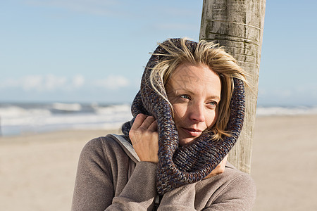 在沙滩上戴围巾的妇女图片
