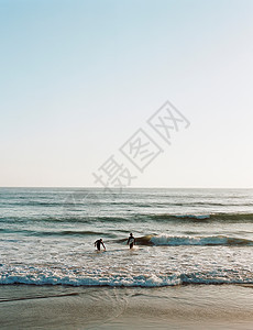 海浪中行走的人图片