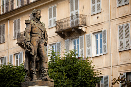 科西嘉岛公寓楼周围的奥兰特雕像背景