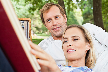 在公园里一起读书的夫妇图片