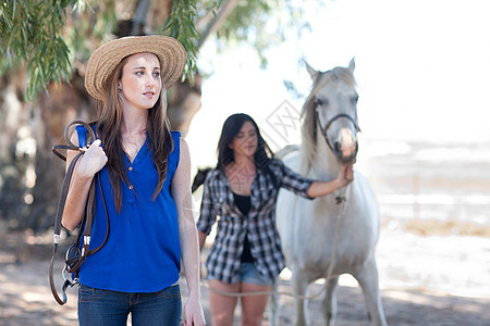 2名女青年骑马图片
