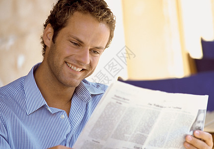 男子阅读报纸图片