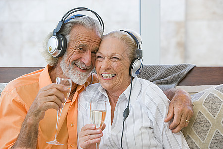 带着耳机喝香槟的老年夫妇图片