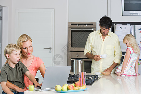 父母与子女在厨房图片