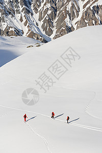 俯拍滑雪的人图片