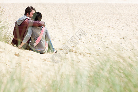 在海滩上拥抱的一对情侣图片