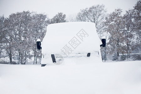 车上满是雪图片