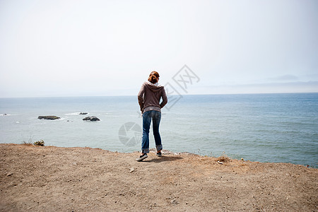 看海边风景的女性图片