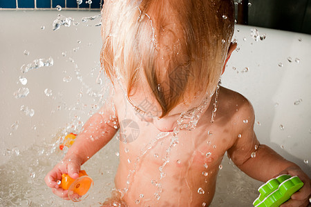 男孩在洗澡时泼水图片