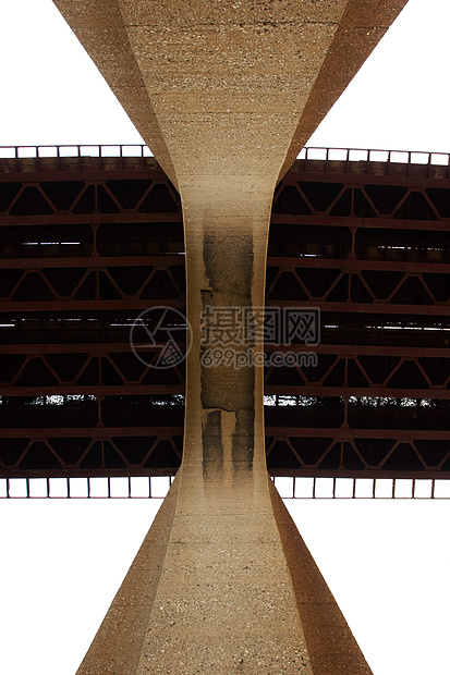 铁路桥的下端图片