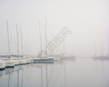 雾中港口的船舶图片