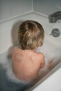 坐在浴缸里的男孩图片