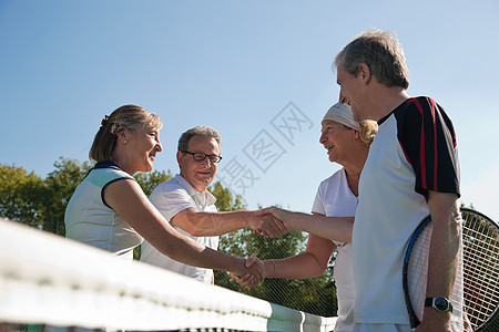 友好握手的网球运动者图片