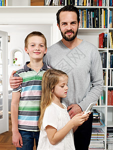 父亲和家人一起站在客厅里图片