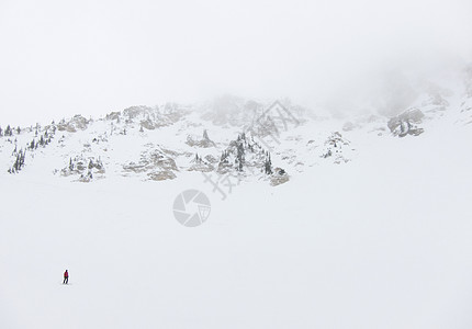 白山地上的孤单滑雪者图片
