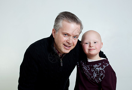 父亲和患有唐氏综合征的儿子合照图片