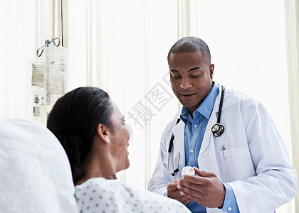 医生与住院病人交谈图片