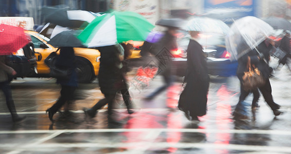 下雨的城市街道图片