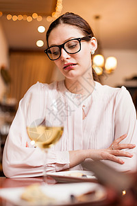 女人喝酒图片