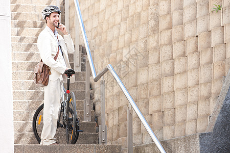 青年男子骑自行车在台阶上图片