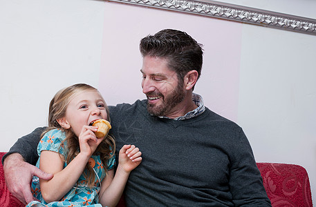 父亲和女儿吃蛋糕图片