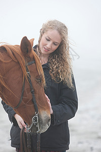 沙滩上骑马的女人图片