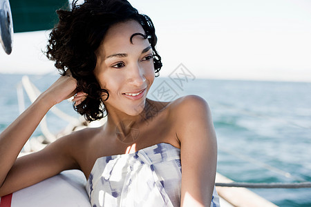 坐在游艇上的年轻女子图片