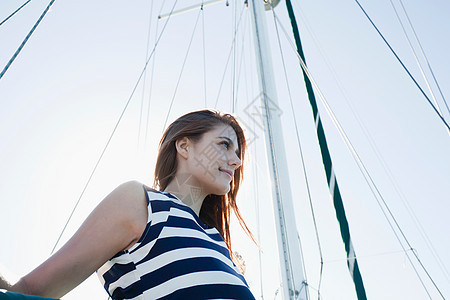 在游艇上穿条纹衣的年轻女子图片