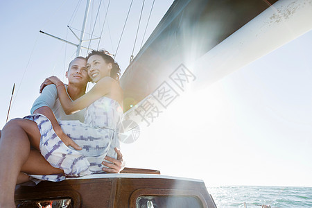 游艇上的小情侣图片