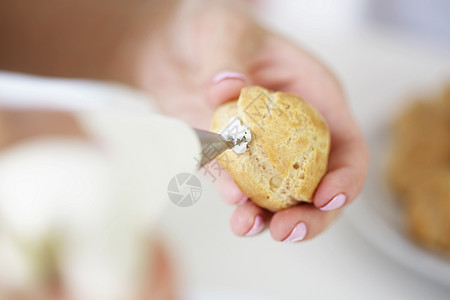 妇女用奶油填充饼干图片